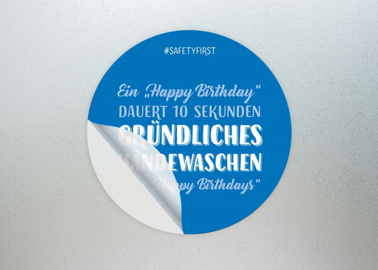 Adesivo Ø 15 cm | Typo »Ein Happy Birthday dauert 10 Sekunden. Gründliches Händewaschen 2 Happybirthdays!«